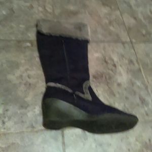 Black medium length boots, small heel